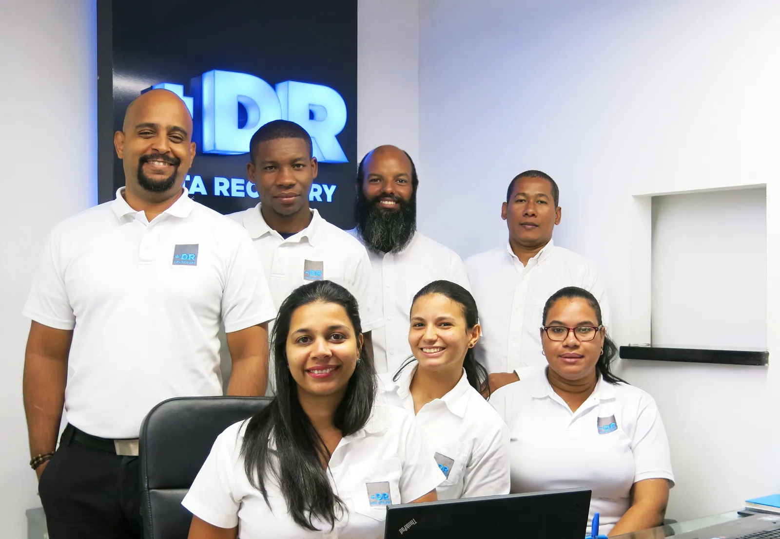 Equipo de +DR Data Recovery en nuestro laboratorio en Santo Domingo